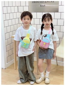 Détails du sac de poitrine enfant aux couleurs contrastées avec cordon de serrage