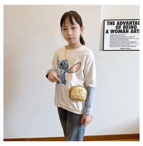 Détail du petit sac bandoulière cœur doré matelassé pour enfant avec chaîne dorée