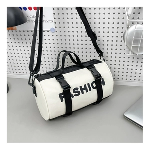 Détail d'un sac bandoulière enfant cylindrique avec imprimé et boucles en plastique