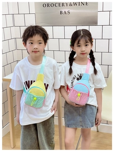 Sac de poitrine pour enfants bicolore avec poche à cordon néon et sangle large
