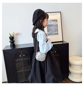 Détail du sac bandoulière argenté pour fille en forme de cœur avec chaîne dorée
