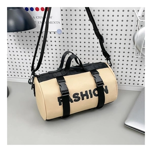 Détail du sac polochon en toile beige avec sangles en nylon noir et boucle