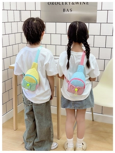 Détail du sac bandoulière enfant multicolore avec cordon de serrage contrasté