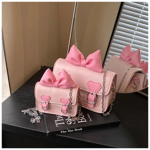 Détails de sacs à bandoulière roses pour filles avec nœud et chaînes en argent