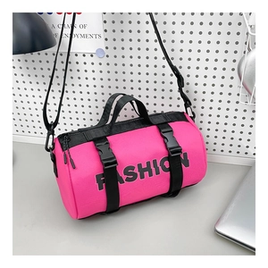 Vue détaillée du sac bandoulière rose cylindrique avec inscription FASHION noire stylisée