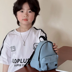 Mini sac à dos enfant bleu clair en nylon avec poche avant et sangles noires solides