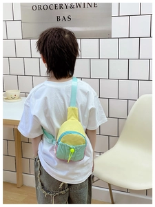 Détail du sac de poitrine pour enfants avec cordon jaune et bandoulière menthe