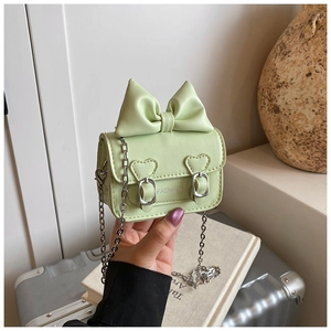 Détail du mini sac fille vert menthe avec grand nœud, boucles en cœur et chaîne argent