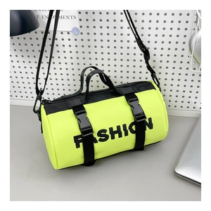 Détail du sac bandoulière cylindrique jaune néon pour enfants avec lettrage FASHION