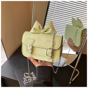 Détail du mini sac en cuir PU vert menthe avec nœud papillon et bandoulière chaîne