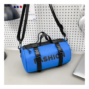 Vue détaillée du sac bandoulière cylindrique bleu vif avec boucles et sangles noires