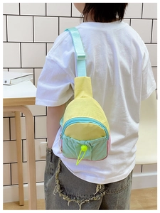 Détail du sac bandoulière enfant multicolore avec poche à cordon et sangle réglable