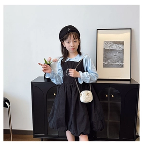 Petit sac bandoulière blanc en forme de cœur avec chaîne pour tenue de mode enfant