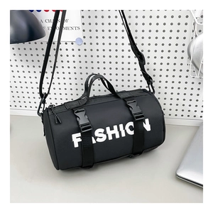 Détail du sac bandoulière cylindrique noir pour enfants avec texte et sangles à boucles