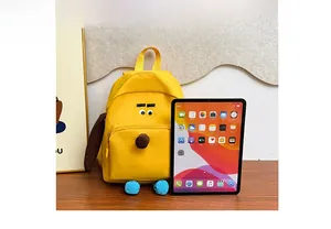 Zaino per bambini a forma di cane confronto dimensioni con tablet su tavolo