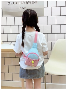Détail de la bandoulière rose réglable et du sac de poitrine tricolore pour enfants