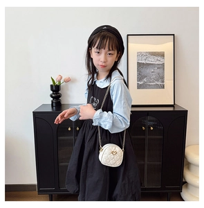 Détail du sac à bandoulière enfant blanc en forme de cœur avec chaîne dorée et fermoir cœur