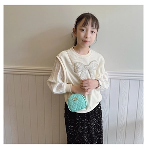 Détail du petit sac bandoulière coeur matelassé vert menthe avec chaîne pour enfant