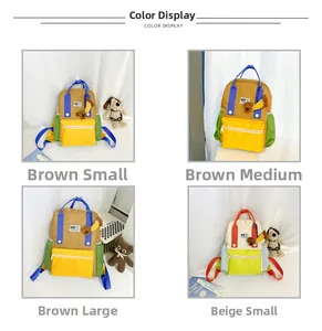 Vue détaillée du sac à dos scolaire coloré avec pendentif chien en peluche et logo NIE