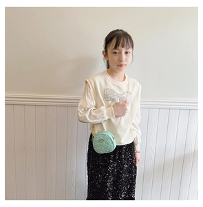 Détail du sac bandoulière menthe pour fille avec matelassage cœur et chaîne dorée
