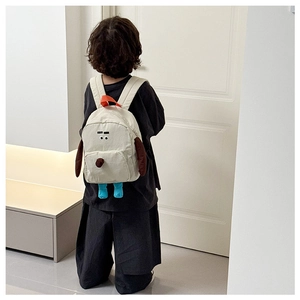 Vista posteriore di un bambino con lo zaino a cucciolo carino con orecchie in 3D