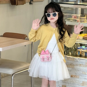Mini sac à chaîne rose avec nœud pour filles avec cardigan jaune et jupe en tulle blanc