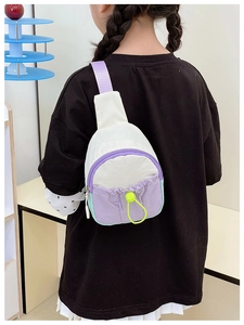 Détail du sac bandoulière enfant multicolore avec poche plissée violette et cordon jaune