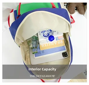 Vue détaillée de l'intérieur spacieux du sac à dos pour enfants au design color-block