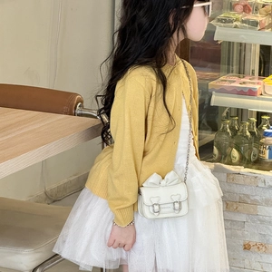 Petit sac bandoulière blanc à nœud pour fille avec cardigan en maille jaune