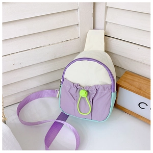 Détail du sac bandoulière enfant color-block avec poche à cordon et tissu en nylon