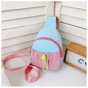 Détail du mini sac bandoulière en nylon color-block avec cordon vert et fermeture éclair rose