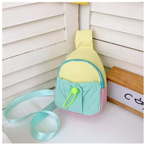 Vue détaillée d'un mini sac de poitrine tricolore pour enfant avec cordon fluo et sangle