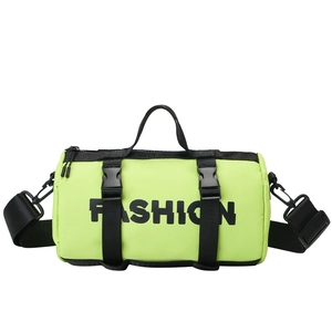 Sac bandoulière cylindrique vert fluo pour enfants avec bandoulière noire réglable