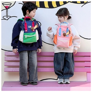 Détails des sacs à dos pour enfants en blocs de couleurs avec porte-clés chien en peluche