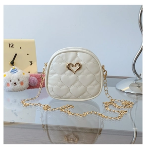 Détail du mini sac bandoulière blanc matelassé cœur avec fermoir doré et fine chaîne