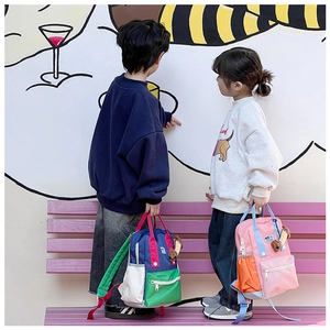 Détail de sacs à dos pour enfants bicolores en nylon imperméable avec poches en filet