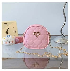 Détail du sac bandoulière rose matelassé pour fille avec boucle en métal cœur doré