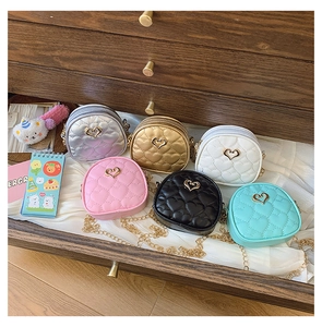 Détails des mini sacs matelassés en forme de cœur en six couleurs avec accents dorés