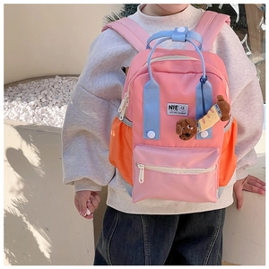 Détail du sac à dos enfant bicolore avec pendentif chien et tissu imperméable