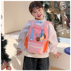 Détail du sac à dos enfant bicolore avec pendentif teckel en peluche et tissu robuste