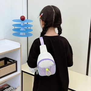 Sac de poitrine coloré pour enfants avec cordon et bandoulière violette en intérieur