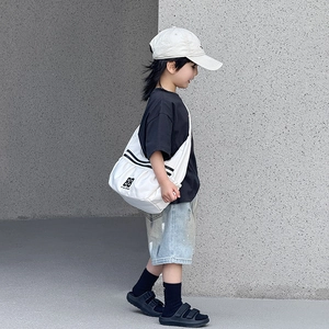 Sac bandoulière enfant en toile blanche avec imprimé 88 porté par un mannequin enfant