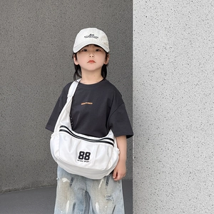 Détail du sac bandoulière en nylon blanc pour enfant avec imprimé numérique et rayures