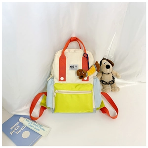 Détail du sac à dos enfant color-block avec poche avant zippée vert fluo