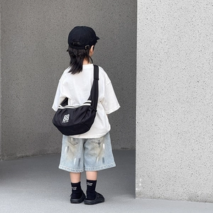 Détail du sac bandoulière rayé pour enfant avec numéro 88 au look urbain tendance
