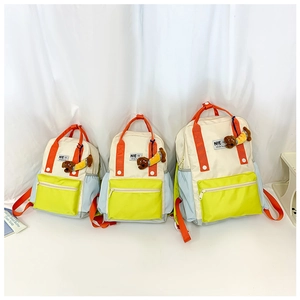 Comparaison de trois tailles de sacs à dos colorés pour enfants avec breloque chien