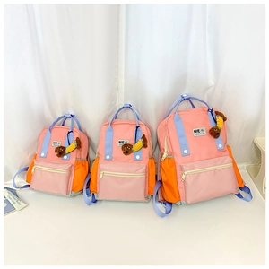 Ensemble détaillé de trois sacs à dos roses pour enfants avec breloques teckel doux