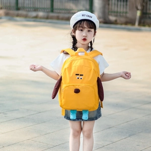 Zaino per bambini a forma di cane giallo con orecchie 3D e grande capacità indossato