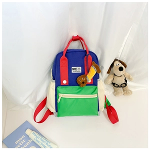 Détail du sac à dos enfant bicolore avec pendentif teckel et texture en toile durable