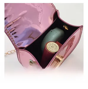 Vista interna della borsa a tracolla rosa metallizzata con catena dorata e spazio